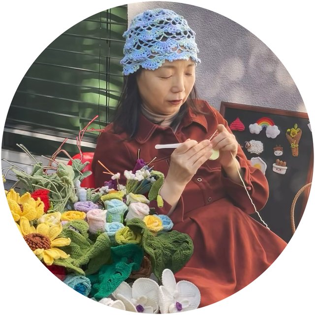Runjiao’s mother crocheting a bouquet of flowers